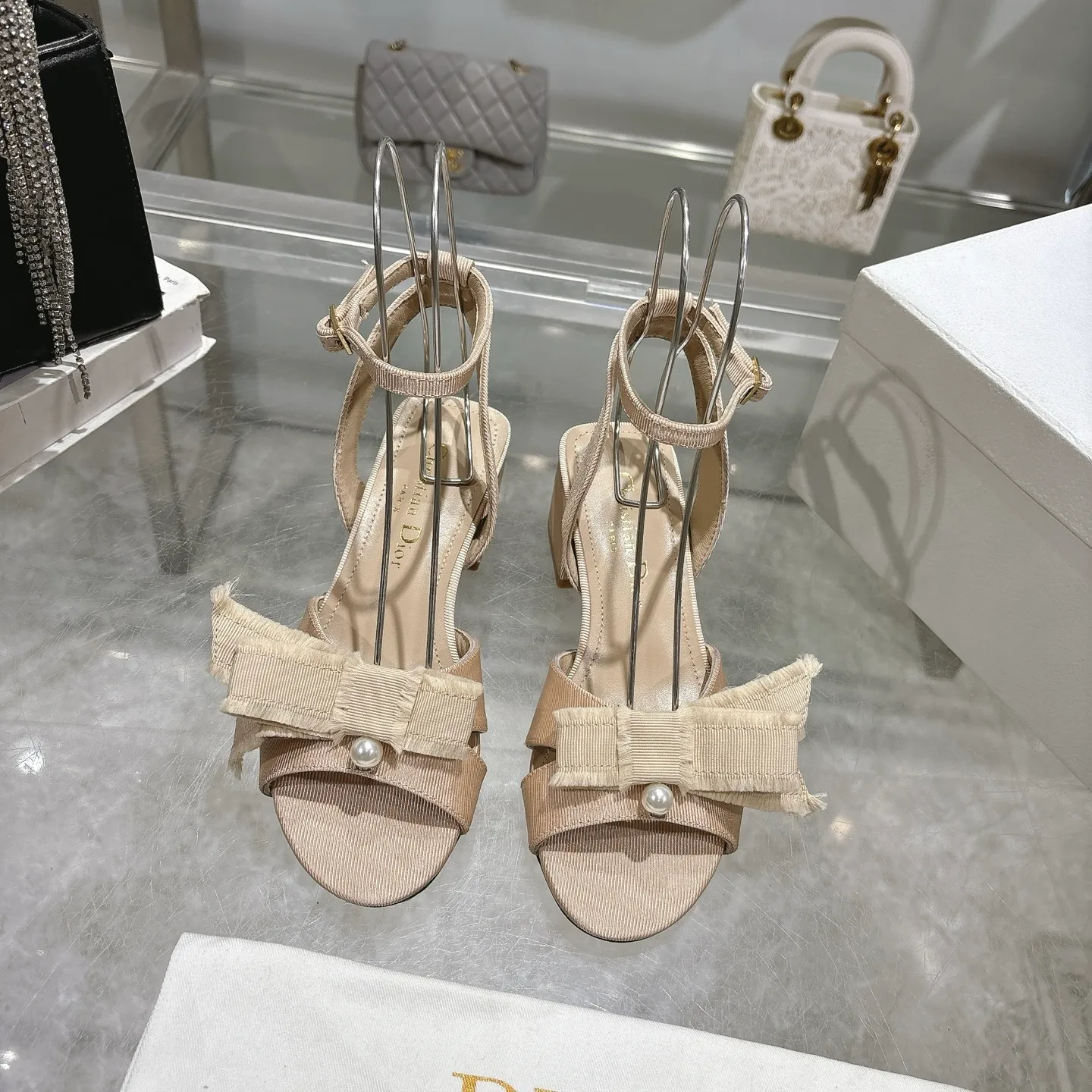 👟👟Ex-factory price 520👟👟 🎆Fringed webbing women's shoes Dior Dior 2024 spring and summer catwalk new Adiorble women's shoes CD star's same fashion tassel bow square head pearl letter logo hardware buckle high-heeled hollow sandals The top high-end version on the market Upper: original customized tassel grosgrain Lining: sheepskin lining foot pad Outsole: Italian leather outsole Heel height: 8.5cm Size: 34-41 (34.40.41. Customization is non-refundable)
